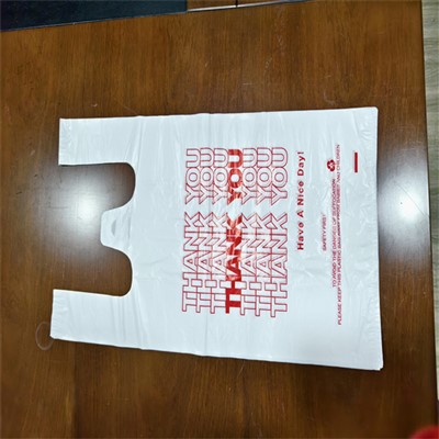 Бели чисти тениски за опаковане на риза